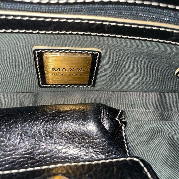 Maxx New York Black Leather Shoulder Bag - Picture 4 of 5